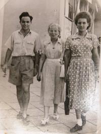 Matti Cohen, mum Zdeňka Kohn, Matti´s girlfriend Ruth Brada. 1950ies 