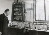 Father of Matti Cohen Kamil Kohn in his lab. 