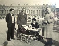 stojící: Matti Cohen, žena strýčka Susan Ascher, strýček Ernst Ascher. Dole u kočárku strýčkova snacha sa synem Jean-Paulem. Paříž, Versailles, 1956