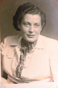 Maminka Michaela Laxe Ilse Weiglová (Auferberová v prvním manželství) – Laxová. 1945.