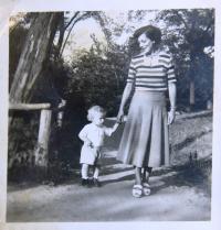 Maminka Ilse se synem Michaelem Laxem. 50. léta 20. století