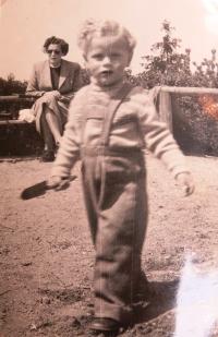 Maminka Ilse se synem Michaelem Laxem. Cca 1954.