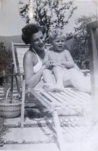 Maminka Ilse se synem Michaelem Laxem. 50. léta 20. století.