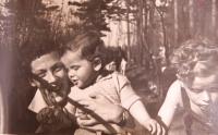 Maminka Ilse s dcerou Zuzanou a synem Michaelem Laxem (vpravo). 50. léta 20. století.