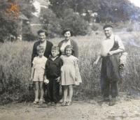 Michael Lax dole vlevo, nad ním maminka Ilse Laxová. 1956.