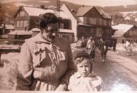 Maminka Ilse se synem Michaelem Laxem ve Špindlerově Mlýně. 50. léta 20. století.