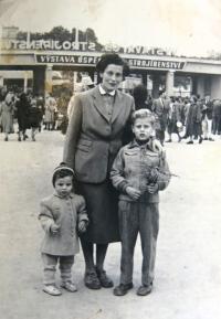 Maminka Ilse Laxová s dvouletou dcerou Zuzanou a synem Michaelem na brněnském Výstavišti. 1957.