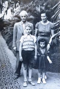 Tatínek Hynek Lax, maminka Ilse, malá sestra Michaela Laxe Zuzana, Michael Lax. Ve skleníku tropických rostlin v Lednici. 1958. 