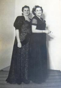 Maminka Michaela Laxe Ilse Laxová (vpravo) s kamarádkou. 50. léta 20. století.
