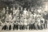 Školní třída 8. B. Michael Lax v prostřední řadě čtvrtý zleva. 60. léta 20. století