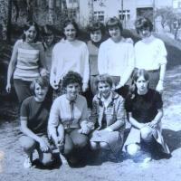 Zuzana Laxová (dolní řada druhá zleva), sestra Michaela Laxe. 1967.