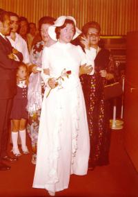 Svatba Olgy a Michaela Laxových. Vlevo za nevěstou Olgou maminka Michaela Laxe Ilse. 13. 5. 1975.
