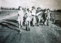 Návrat ze školy. Jehošua Rezek první zprava (nedatováno)