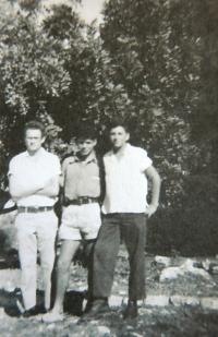 Jehošua Rezek uprostřed (1957)