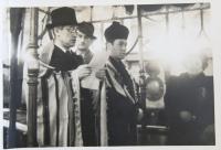 Hanuš Rezek (vlevo) při bohoslužbě