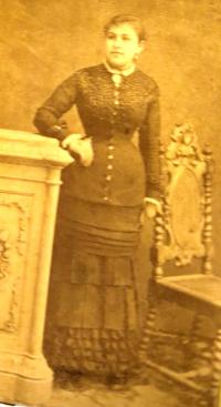 Babička Ruth Mittelmann (Charlotty Neumann) z maminčiny strany Charlotta Krakauer. Ruth po ní zdědila jméno. Nedatováno. 