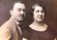 Rodiče Ruth Mittelmann (Charlotty Neumann) Leopold a Hilda Neumann, rozená Krakauer (z Hustopečí u Brna). 1925.