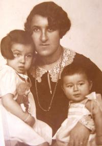 Ruth Mittelmann (Charlotta Neumann), maminka Hilda Neumann a sestra Gertruda. Cca 30. léta.