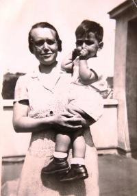 Pomocnice v domácnosti Gita (schovávala sestry Neumannovy v době války) s malým Viktorem, bratrem Ruth Mittelmann (Charlotty Neumann). Srpen 1932.