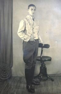 Starší bratr Zeeva Rona Kurt Reinhold. Nedatováno.