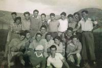 Kvuca chalucim v kibucu Ein Gev. Zeev Ron ve druhé řadě zdola (uprostřed ve světlé košili, objímá kolem ramen kamarády). Nedatováno.