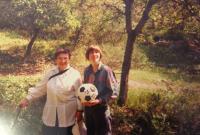 Dáša Ronová (Pollaková) s vnučkou Dinou. 1996.