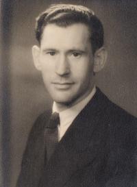 Menachem Rosenzweig, husband, 1946