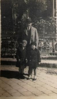 Eli s otcom a so sestrou (1934)