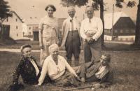 Zprava nahoře: manžel maminčiny sestry, dědeček, maminčina sestra; dole zprava: manžel dědečkovy sestry, dědečkova sestra, teta paní Šmolková