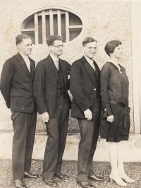 Karel Morgenstern, otec pamětníka (druhý zleva) se sourozenci, rok 1929