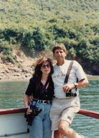 Manželka pamětníka Liora se synem, rok 1993