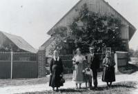 Rodný dům čp. 4 v Prosičce, zleva: babička Růžena Hornová, maminka Růžena Hornová, Josef a František Horn, 1936