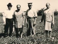 Zleva: strýc a teta Herman a Paulina Kirschner, František Horn, Gabi Storch