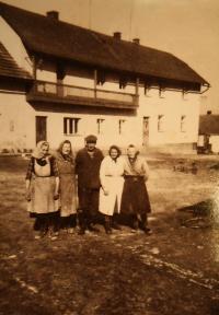 Rodina Růženy Hoškové před jejím rodným domem