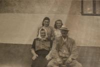Růžena Hošková (vpravo nahoře), její sestra a rodiče
