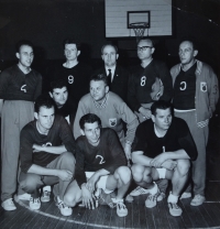 Volejbalový tým (Oldřich Vytvar vpravo dole)