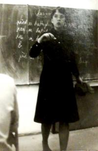 Hana na gymnáziu Jilemnice, před 1988, tajná fotka studentů