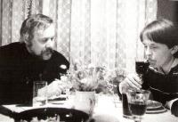 Hana s Jurgenem Serkem, spisovaelem a novinářem, který psal o Pavlu Wonkovi, Vrchlabí začátek 90. let