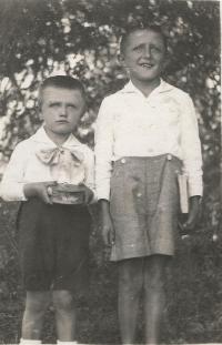 Bratranci Slávek a Václav Beštovi, kteří zahynuli 13. července 1943 v Českém Malíně