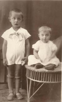 Bratranec a sestřenice Josef a Lila Mišákovi, kteří zahynuli 13. července 1943 v Českém Malíně. 