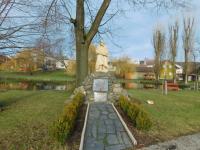 Pomník Obětem 1. a 2. světové války v Lašťanech v roce 2018 se jménem strýce Květoslava Langera