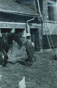 Otec Bohumil Langer na svém hospodářství v Lášťanech