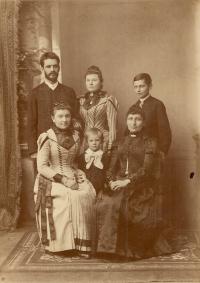 7. Václav Štech, Marie Štechová, roz. Brejchová, Jaroslav Brejcha-zleva do prava v první řadě, Andulka Brejchová, V. V. Štech, Marie Brejchová, roz. Formánková