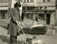 Miluše Prokůpková s dcerou Markétou na konci roku 1977.