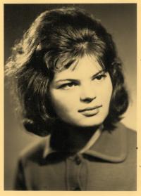 Maturitní fotografie Miluše Prokůpkové (roz. Janurové).