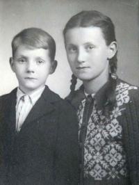 August Masár so sestrou Alžbetou krátko po návrate z TNP Nováky (1948)