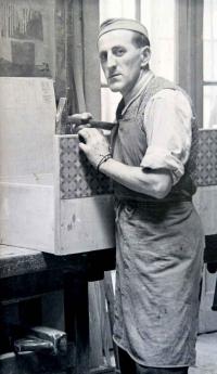 Otec August Masár vo svojej stolárskej dielni (40.te roky)