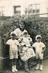 Jindřich jako malé dítě se sourozenci a matkou