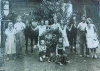 Na rodinném hospodářství. Otec Vladimír Lakva druhý zprava