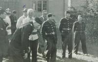 Otec (označen křížkem) s dobrovolnými hasiči z Bohuňovic